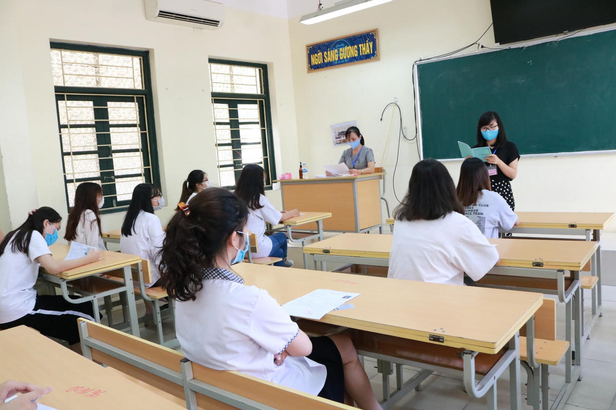 Cán bộ coi thi phổ biến quy chế thi tốt nghiệp THPT.