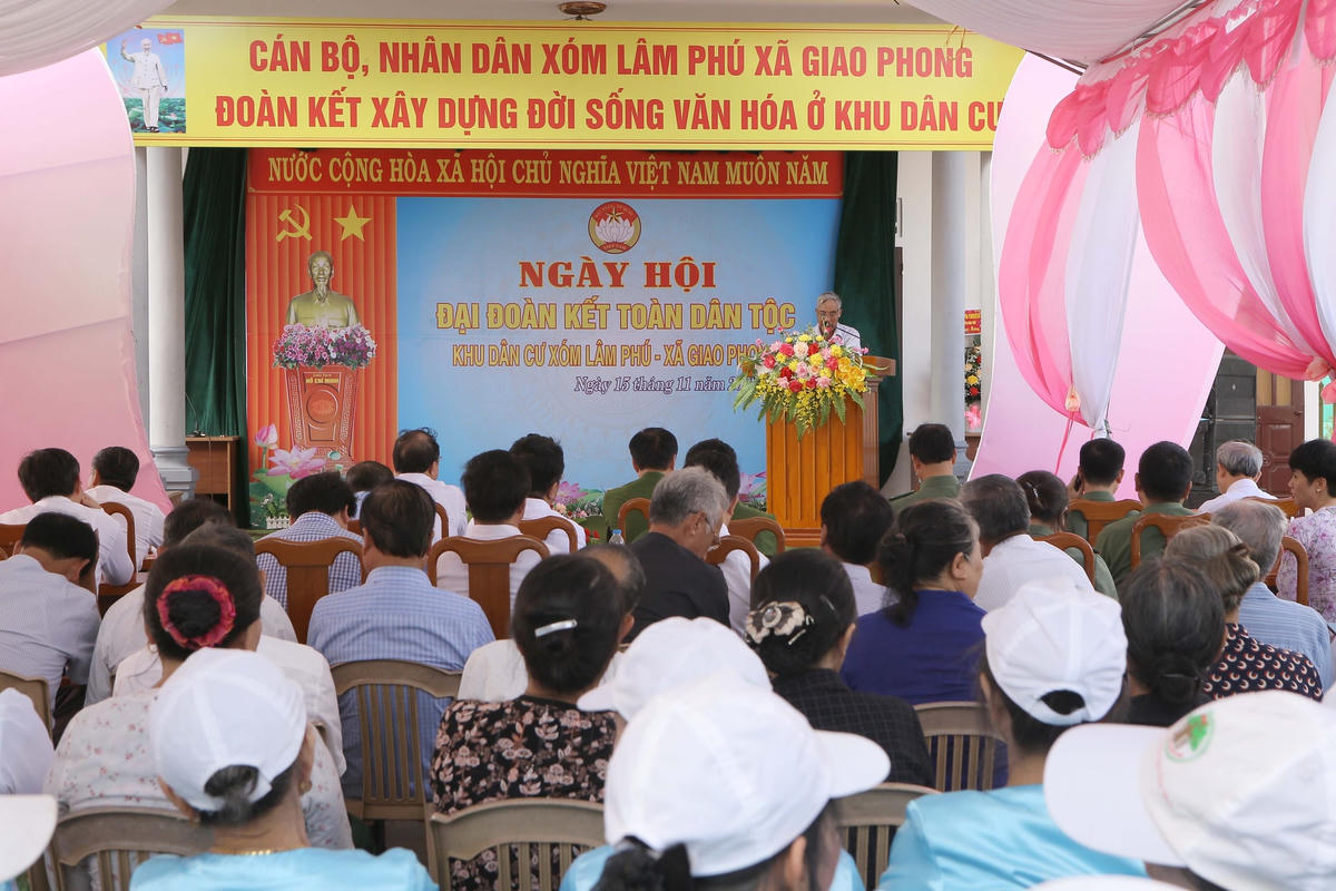 Ông Nguyễn Đức Tịnh, Bí thư Chi bộ, Trưởng Ban Công tác Mặt trận xóm Lâm Phú báo cáo kết quả thực hiện các phong trào thi đua của xóm.