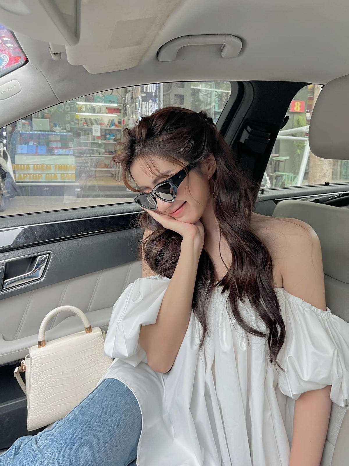 Trước khi bén duyên với diễn xuất, Ngọc Huyền có kinh nghiệm trong việc làm mẫu ảnh, quay TVC.