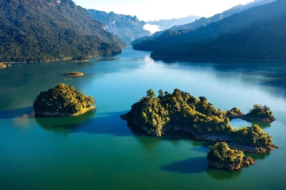 Núi đồi san sát nhấp nhô, uốn lượn, điệp trùng bao quanh bởi hồ nước mênh mông xanh ngắt, làm dịu lại cảnh trời oi ả bởi nắng hè. Ảnh: Hailecao.