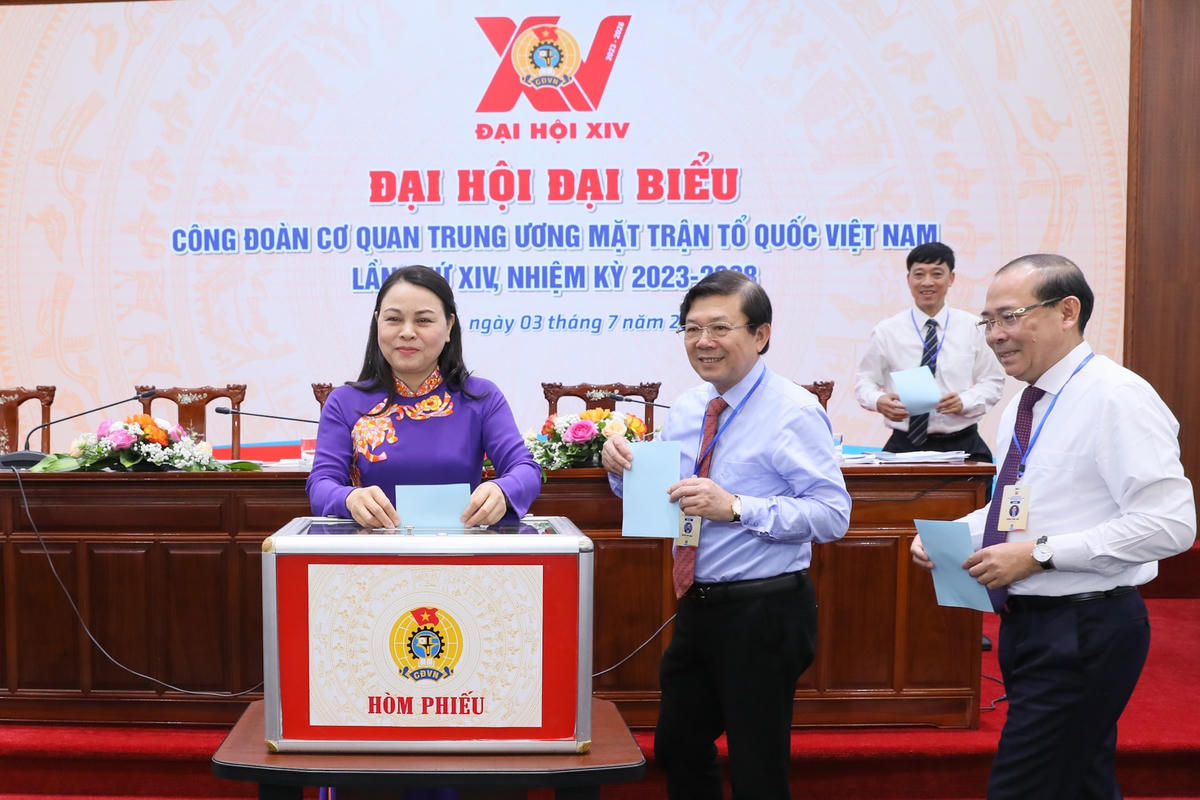 Uỷ viên Trung ương Đảng, Phó Chủ tịch - Tổng Thư ký UBTƯ MTTQ Việt Nam Nguyễn Thị Thu Hà bỏ phiếu tại Đại hội.