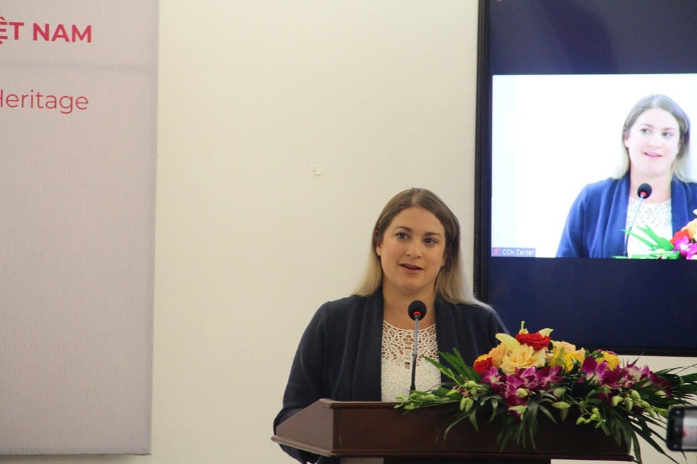 Bà Kate Bartlett – Tùy viên Văn hóa Đại sứ quán Hoa Kỳ phát biểu.