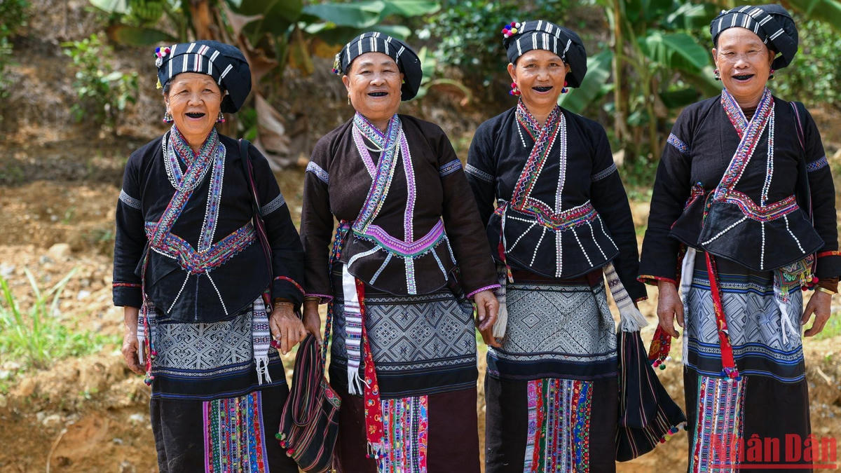 Phụ nữ dân tộc Lự.