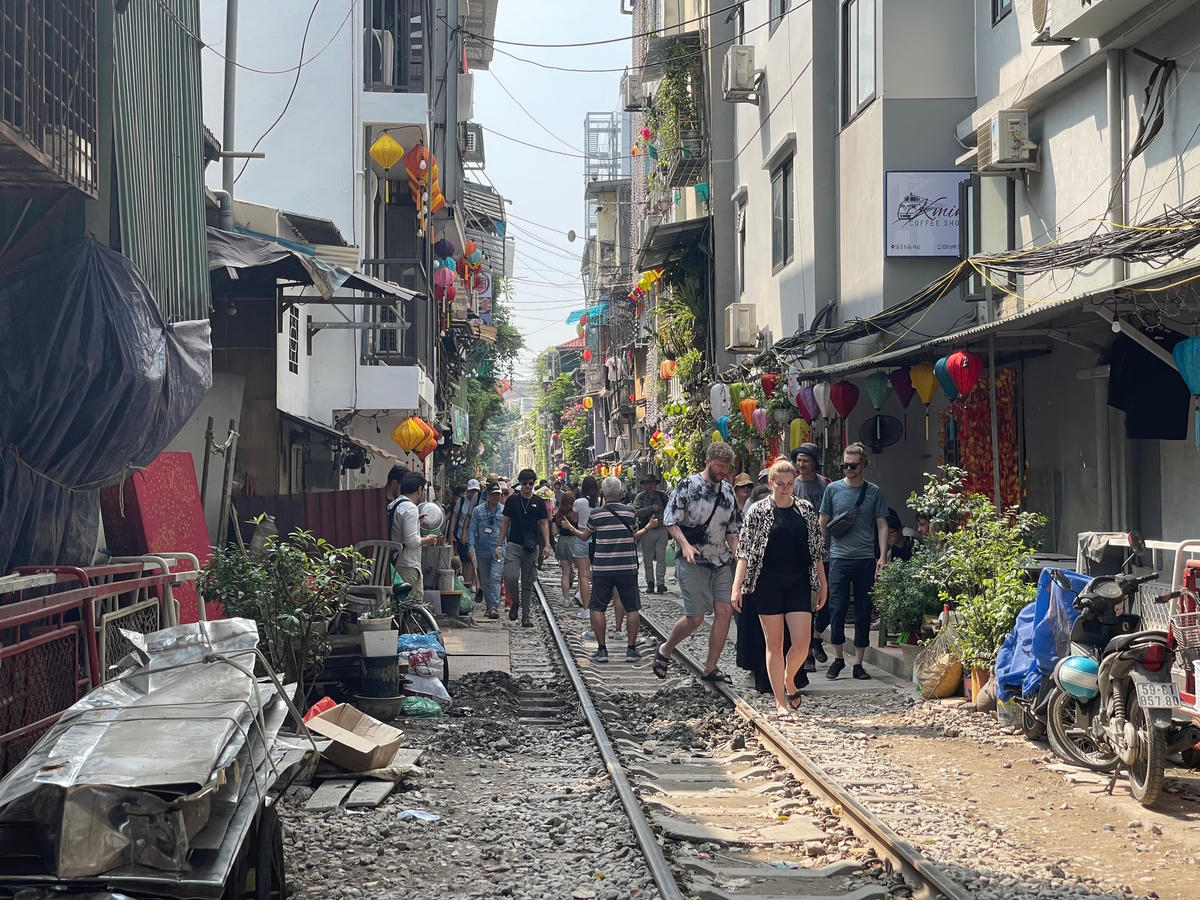 Hà Nội: Phố cà phê đường tàu cấm chỗ này 'mọc' chỗ khác tiềm ẩn nguy cơ mất ATGT