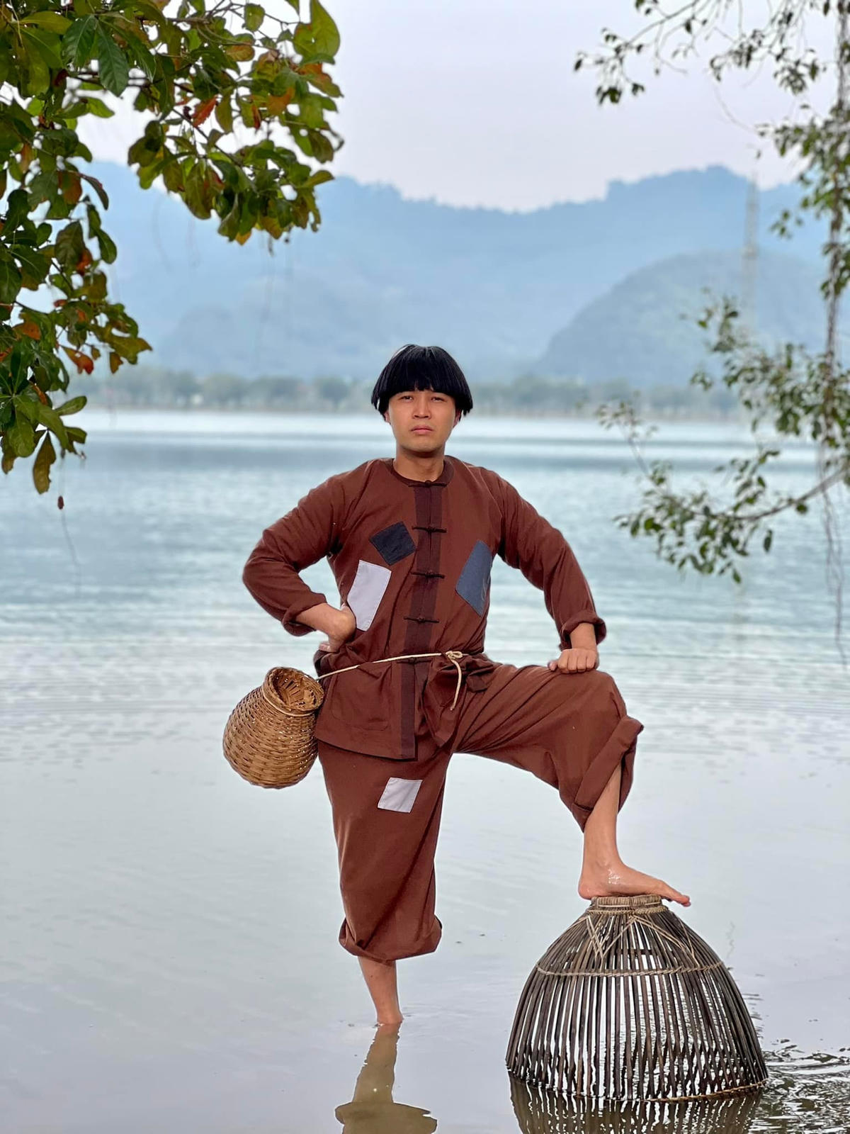 Dù vậy, xuất thân của anh là diễn viên Chèo. Ở lĩnh vực chèo, anh cũng gặt hái được thành công nhất định. 