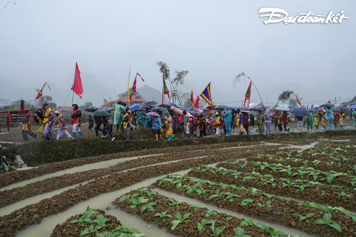 Lễ hội là một nét sinh hoạt văn hóa tổng hợp chứa đựng giá trị văn hóa truyền thống, thông qua đó có tác dụng giáo dục thế hệ trẻ những tinh hoa của cộng đồng, của dân tộc, đó là bản sắc văn hóa đặc sắc được các lớp cha ông người Tày - Nùng ở xã Trấn Yên đúc kết, bổ sung, lưu truyền đến ngày nay.