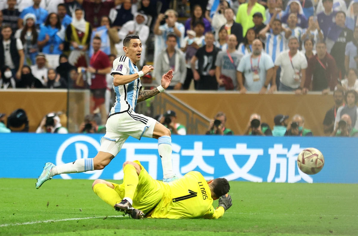 Di Maria rực sáng với việc đem về quả penalty giúp Messi mở tỉ số và trực tiếp ghi bàn nâng tỉ số lên 2-0.