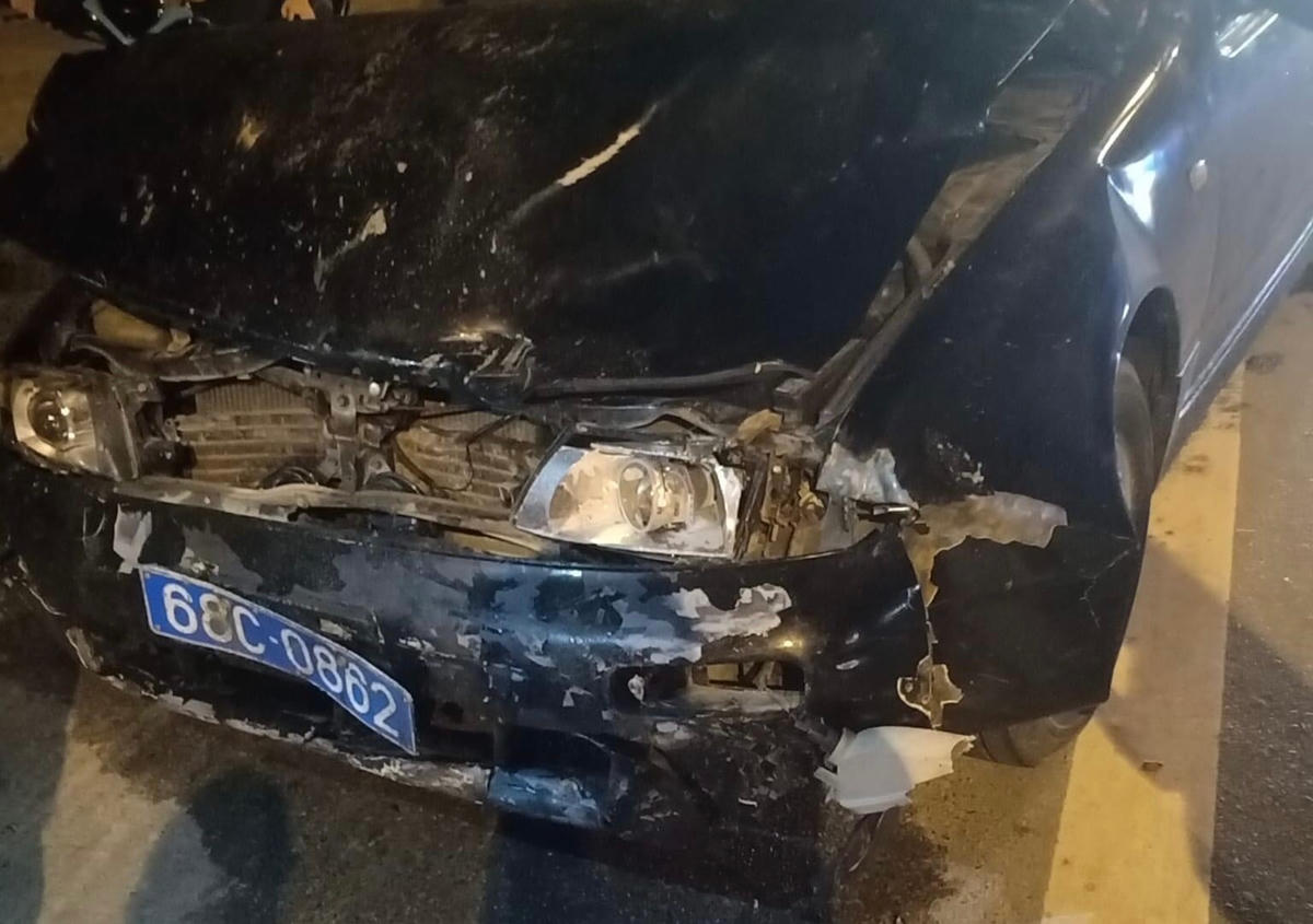 Đầu xe biến dạng sau khi tông vào 2 nữ sinh.