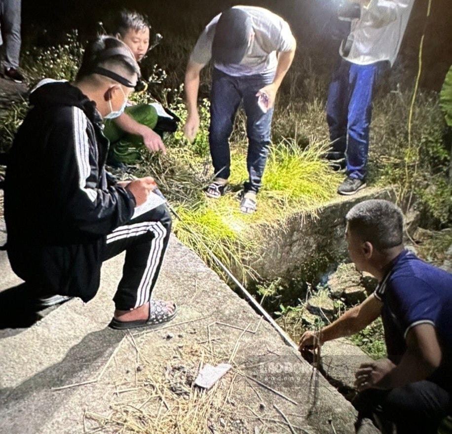 Công an khám nghiệm hiện trường tại Nghĩa trang thôn 3 An Định. Ảnh: Báo Lao động.