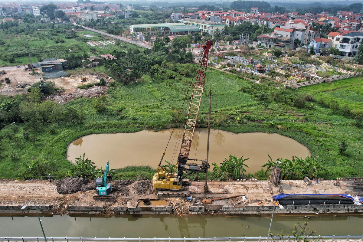 Ông Nguyễn Hoàng Hải chỉ huy trưởng gói thầu số 9 nhà thầu Vinaconex cho hay, hiện nay để thi công dự án nhà thầu cũng đã bố trí 8 mũi thi công. Trong đó, 5 mũi đường và 3 mũi thi công cầu. 