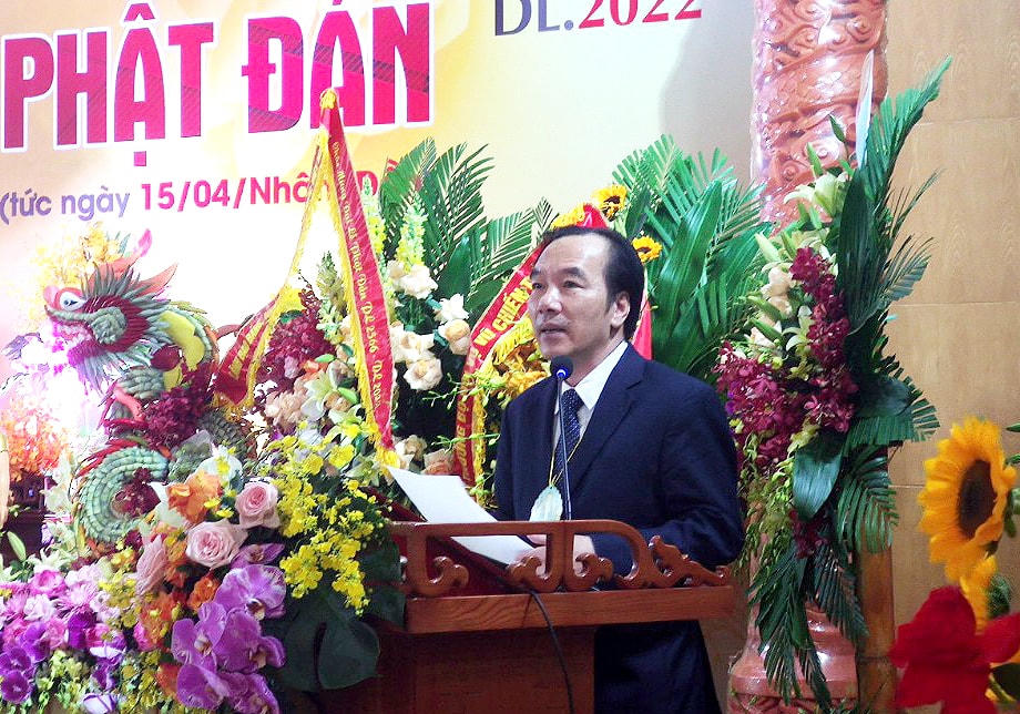 Phó Chủ tịch Ngô Sách Thực đọc Thư chúc mừng Đại lễ Phật đản của Chủ tịch Đỗ Văn Chiến.