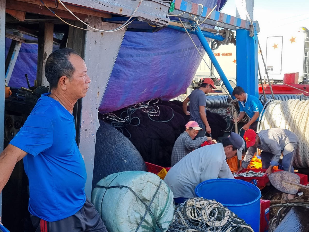 Ngư dân Ngô Đức Tâm( thuyền trưởng tàu TTH 97679TS) cho rằng, giá nhiên liệu giảm đã phần nào giúp ngư dân vươn khơi bám biển.