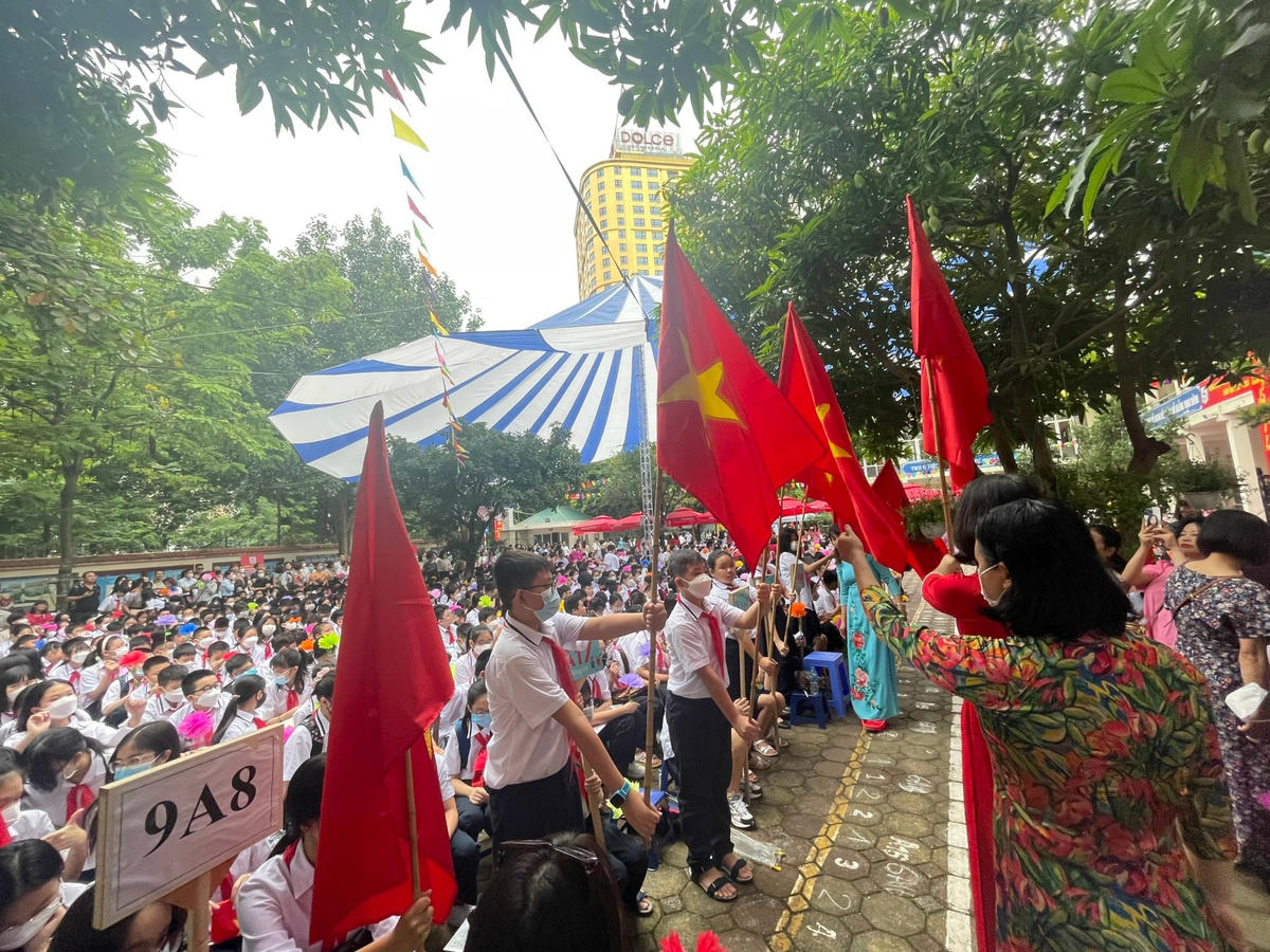 Giáo viên, học sinh Trường THCS Giảng Võ hân hoan trong ngày khai giảng năm học mới.