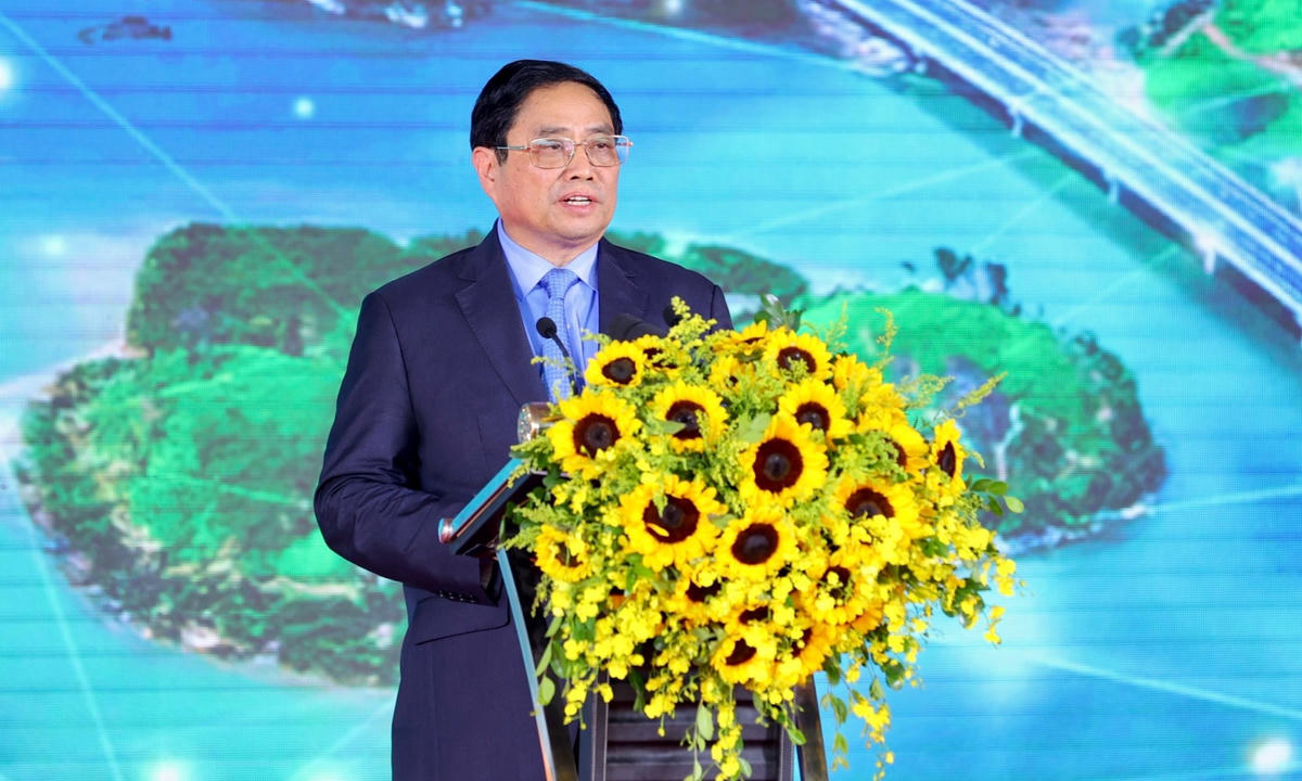 Thủ tướng Chính phủ Phạm Minh Chính đã chỉ ra 8 bài học kinh nghiệm từ kinh nghiệm phát triển hạ tầng của Quảng Ninh tại lễ khánh thành đường cao tốc Vân Đồn - Móng Cái.