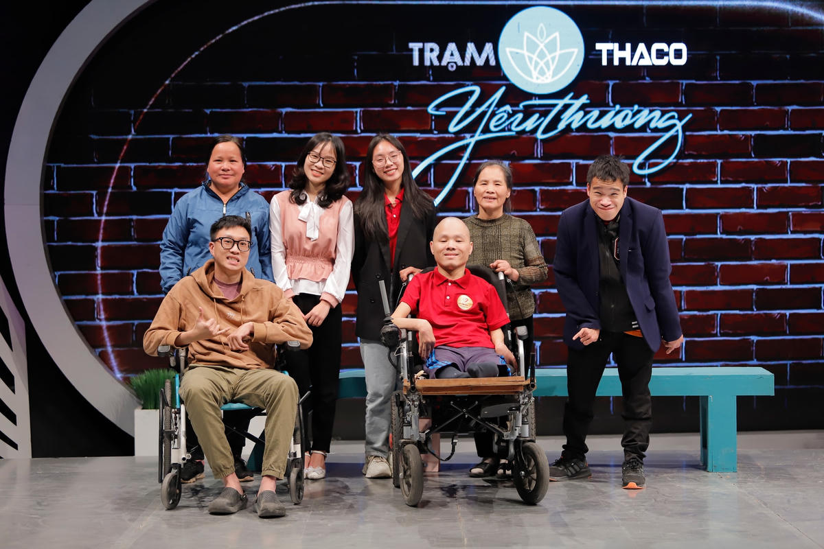 Nghị lực của Long truyền cảm hứng cho các bạn trẻ khuyết tật. 