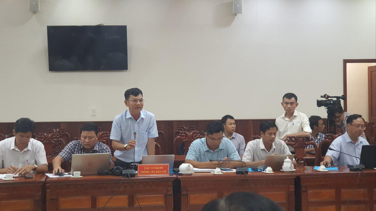 Phóng viên đặt các câu hỏi tại buổi họp báo.
