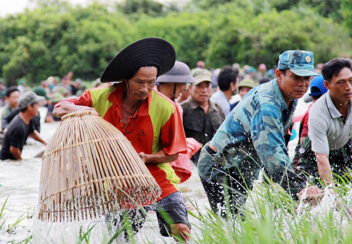 Theo kinh nghiệm của người dân, muốn bắt được cá to thì phải đi xung quanh bờ, vì mỗi khi nước động là chúng sẽ chui vào trong bụi cỏ.