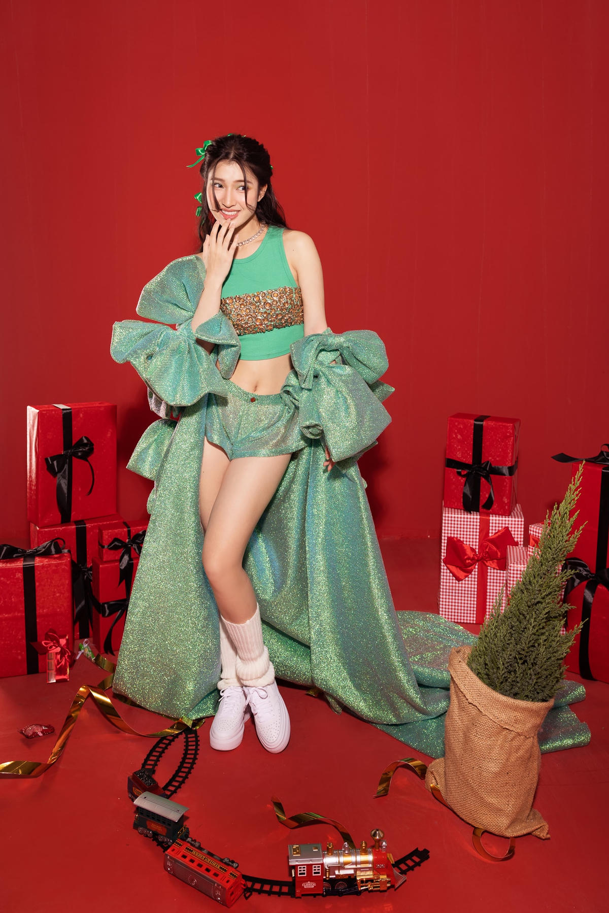 Á  hậu 2 Miss World Vietnam 2022 Nguyễn Phương Nhivừa tung ra bộ ảnh mới đón Giáng Sinh năm nay với 3 concept khác nhau, khiến nhiều người bất ngờ trước độ chịu chơi cũng như khả năng biến hoá linh hoạt của nàng hậu trong từng shoot hình.