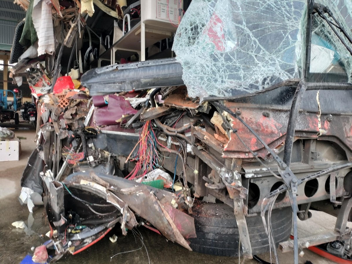 Chiếc xe khách BKS: 51B-199.56 bị hư hỏng nặng. 