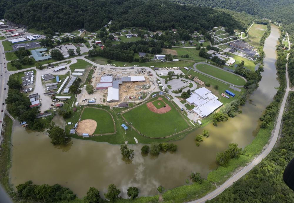 Lũ lụt xung quanh các ngôi nhà ở hạt Breathitt, Kentucky. Ảnh: AP.