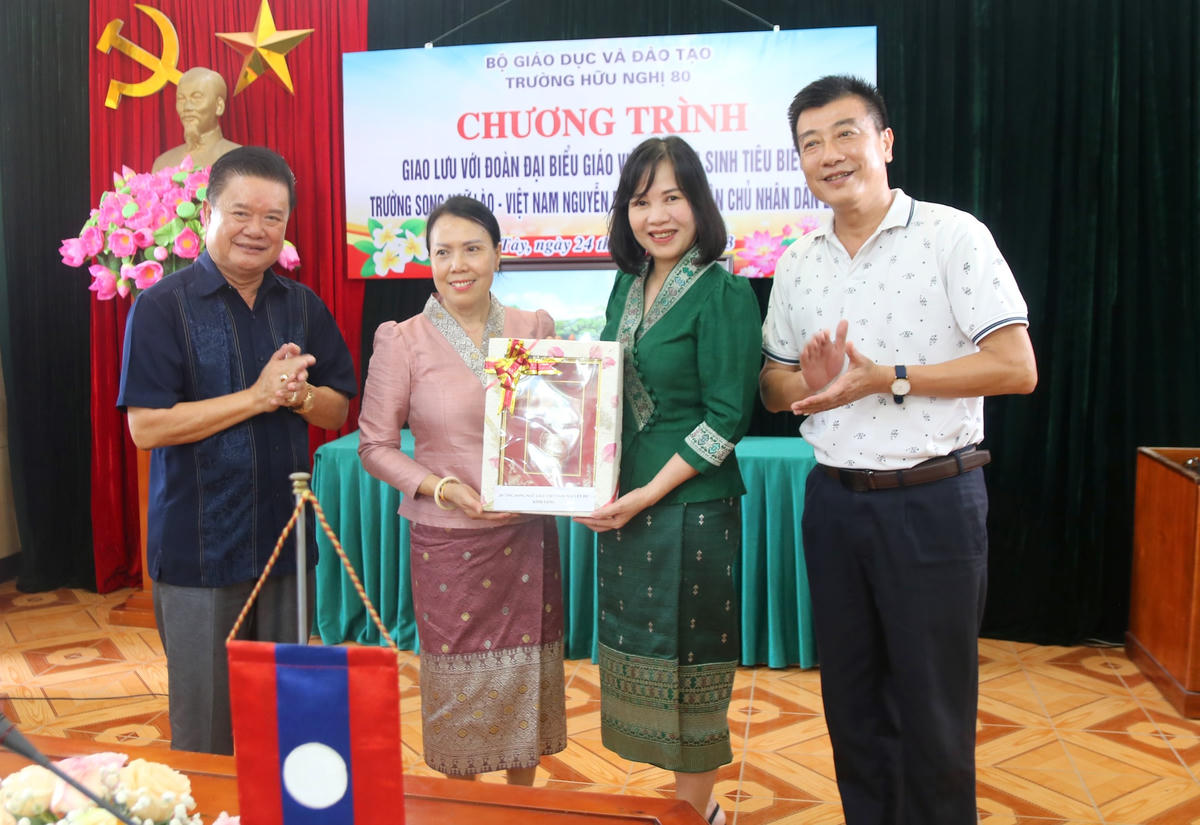 [Ảnh] Đoàn đại biểu Trường song ngữ Lào - Việt Nam Nguyễn Du thăm Trường Hữu Nghị 80 