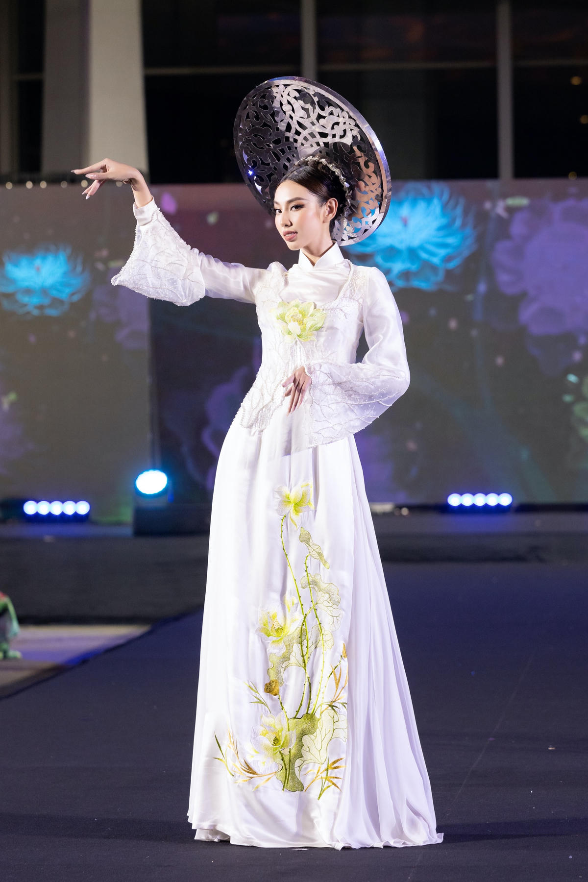 BST "Thì thầm" của NTK Ngô Nhật Huy khép lại Tuần lễ thời trang quốc tế Tơ lụa Thái Lan 2022 với sự góp mặt của Hoa hậu Hà Kiều Anh và vedette BST Miss Grand International 2021 Nguyễn Thúc Thùy Tiên.