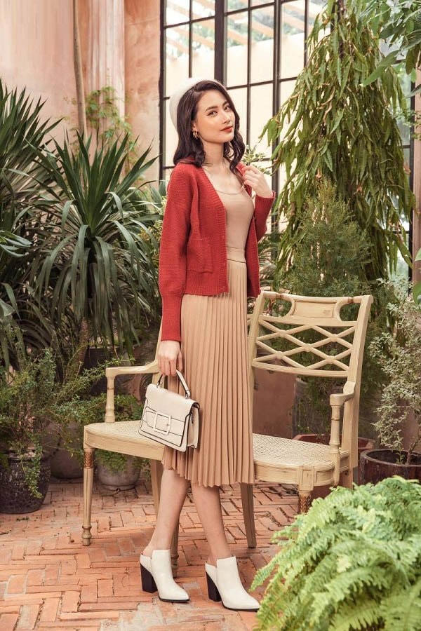 Áo cardigan và chân váy xếp ly đều có vẻ đẹp thanh lịch, nữ tính nên chúng kết hợp với nhau hết sức hài hòa.