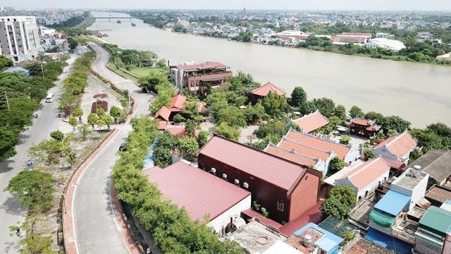 Tình trạng vi phạm pháp luật bảo vệ đê điều ở Nam Định được ghi nhận đang gia tăng, diễn biến phức tạp. Trong ảnh là Khu sinh thái Lưu Gia Trang nằm ven đê sông Đào (đoạn qua địa bàn TP Nam Định), được chính quyền địa phương xác định vi phạm pháp luật bảo vệ đê điều. 