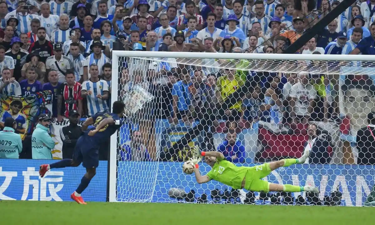 Thủ thành Emiliano Martinez một lần nữa sắm vai người hùng khi cản cú sút luân lưu của Kingsley Coman.
