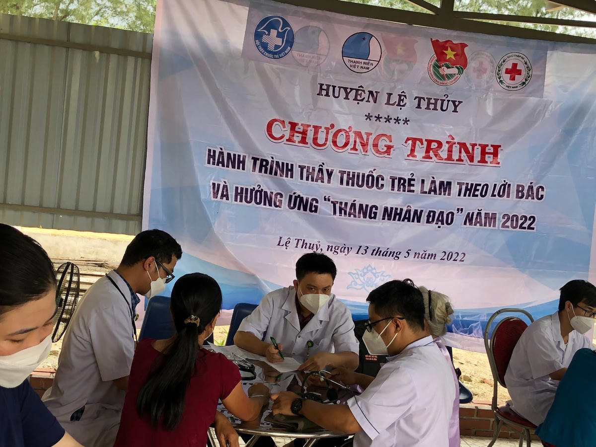 Khám chữa bệnh cho bà con xã Ngư Thủy Bắc