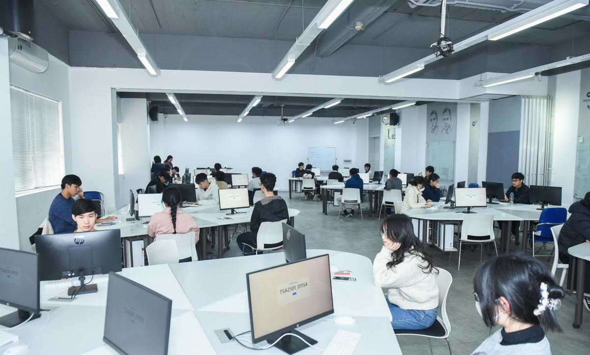 Thí sinh dự thi đánh giá tư duy tại Đại học Bách khoa Hà Nội. Ảnh: NTCC