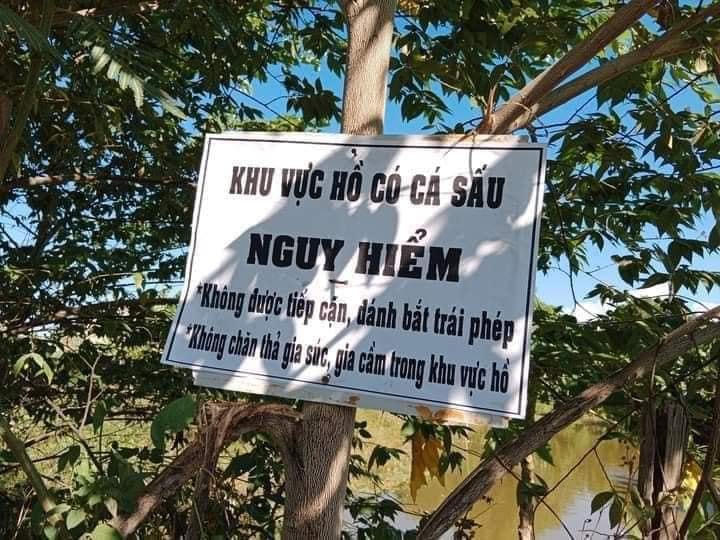 Lực lượng chức năng cắm biển cảnh báo người dân. Ảnh: MXH.