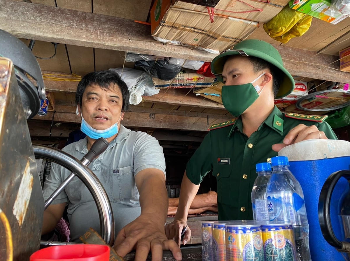 Ngư dân Ngô Thanh Vinh trình bày lại sự việc với cơ quan chức năng.