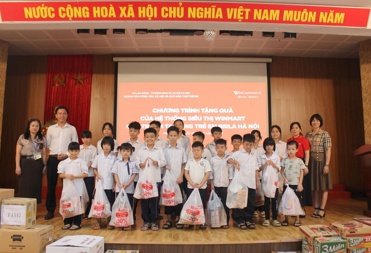 Đại diện WinCommerce cùng các em nhỏ tại Làng trẻ Birla.