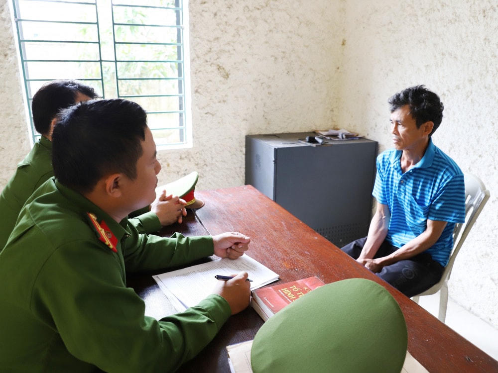 Cơ quan công an lấy lời khai đối tượng Nguyễn Đăng Viện.