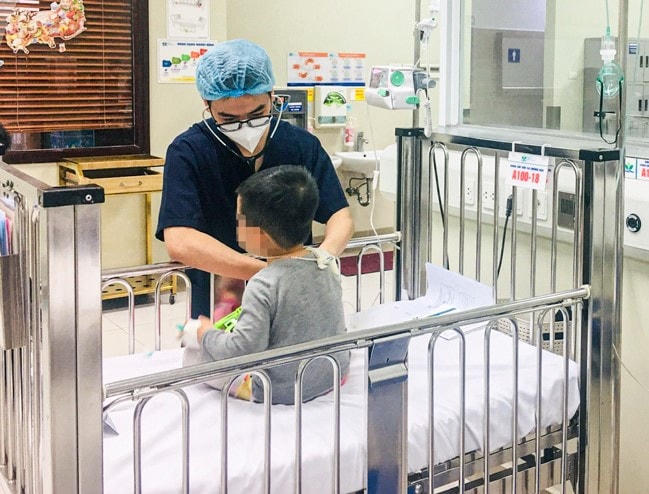 Chăm sóc bệnh nhi gặp tai nạn thương tích tại Bệnh viện Nhi trung ương. Ảnh: BVCC.
