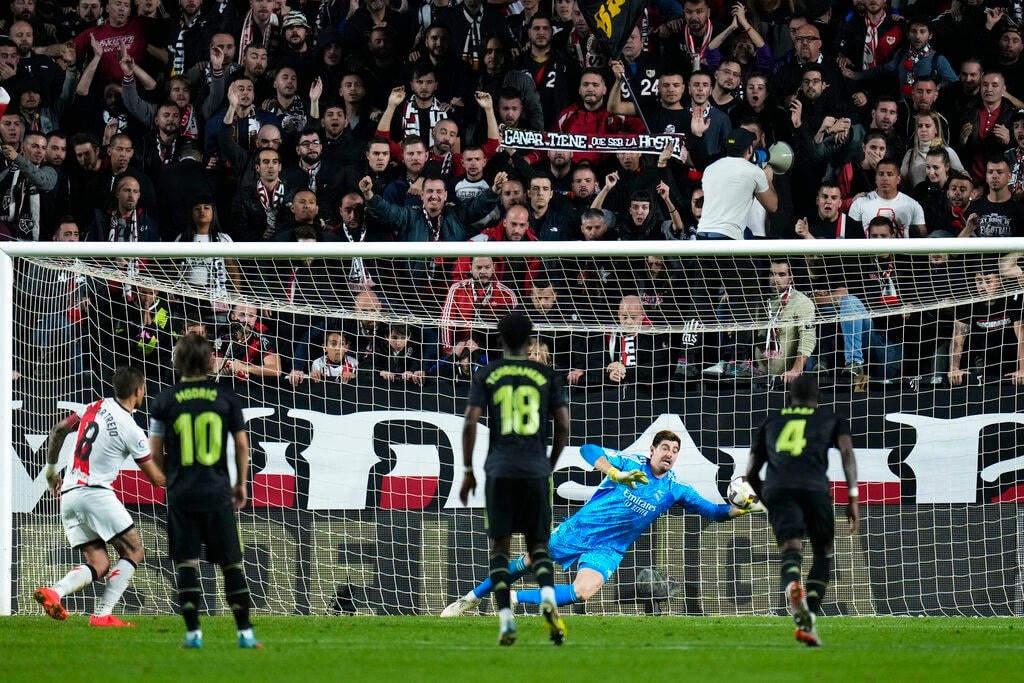 Oscar Trejo ấn định chiến thắng 3-2 cho Vallecano trên chấm phạt đền (Ảnh: AP).