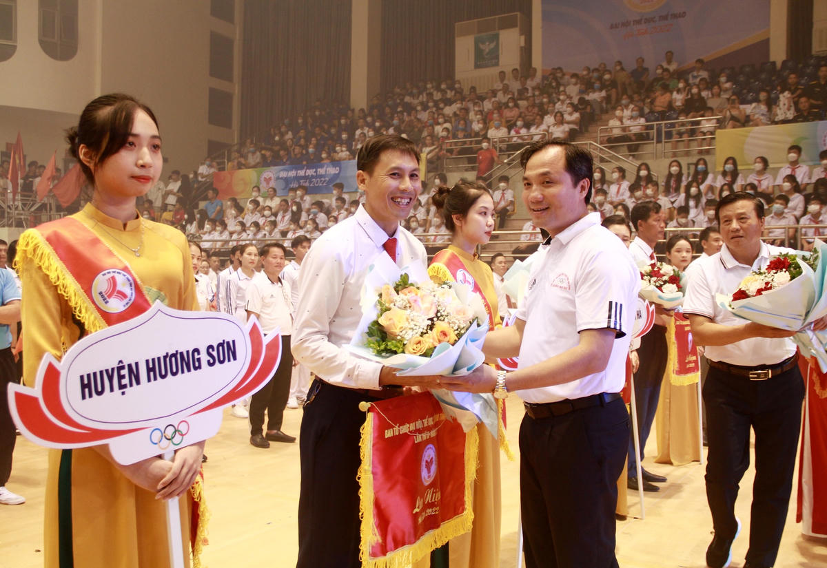 Bí thư Tỉnh ủy cùng các lãnh đạo tỉnh tặng hoa, cờ lưu niệm cho các đoàn vận động viên.