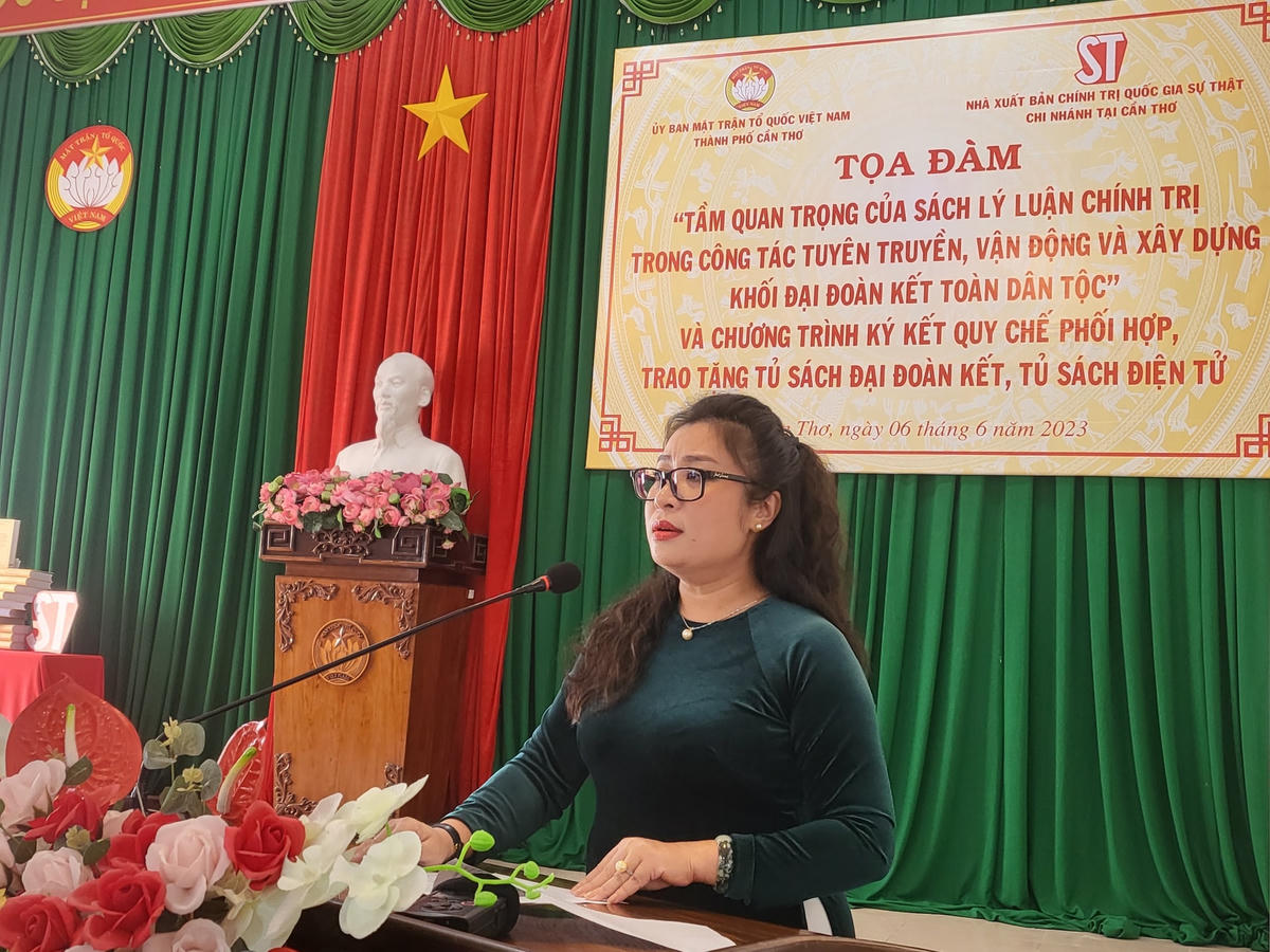 Bà Phạm Vũ Phương Linh, Giám đốc Nhà xuất bản Chính trị Quốc gia Sự thật chi nhánh tại Cần Thơ tại buổi toạ đàm.