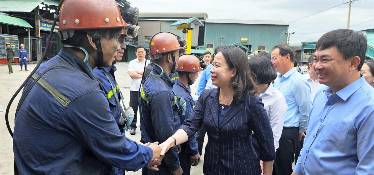 Phó Chủ tịch nước Võ Thị Ánh Xuân thăm hỏi, động viên công nhân ngành Than.