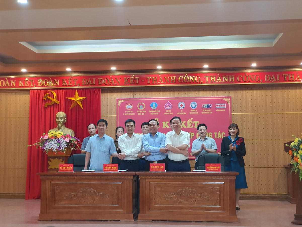 Lãnh đạo Sở TT&TT, Đài PT&TH, Báo Hòa Bình ký kết phối hợp công tác với lãnh đạo Ủy ban MTTQ Việt Nam tỉnh Hòa Bình.