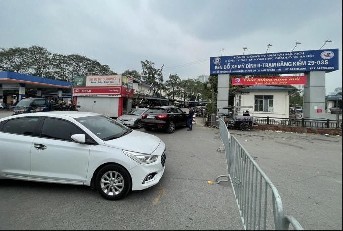 Cảnh sát phong toả trung tâm đăng kiểm 29-03S ở Hà Nội. Ảnh: Vnexpress.