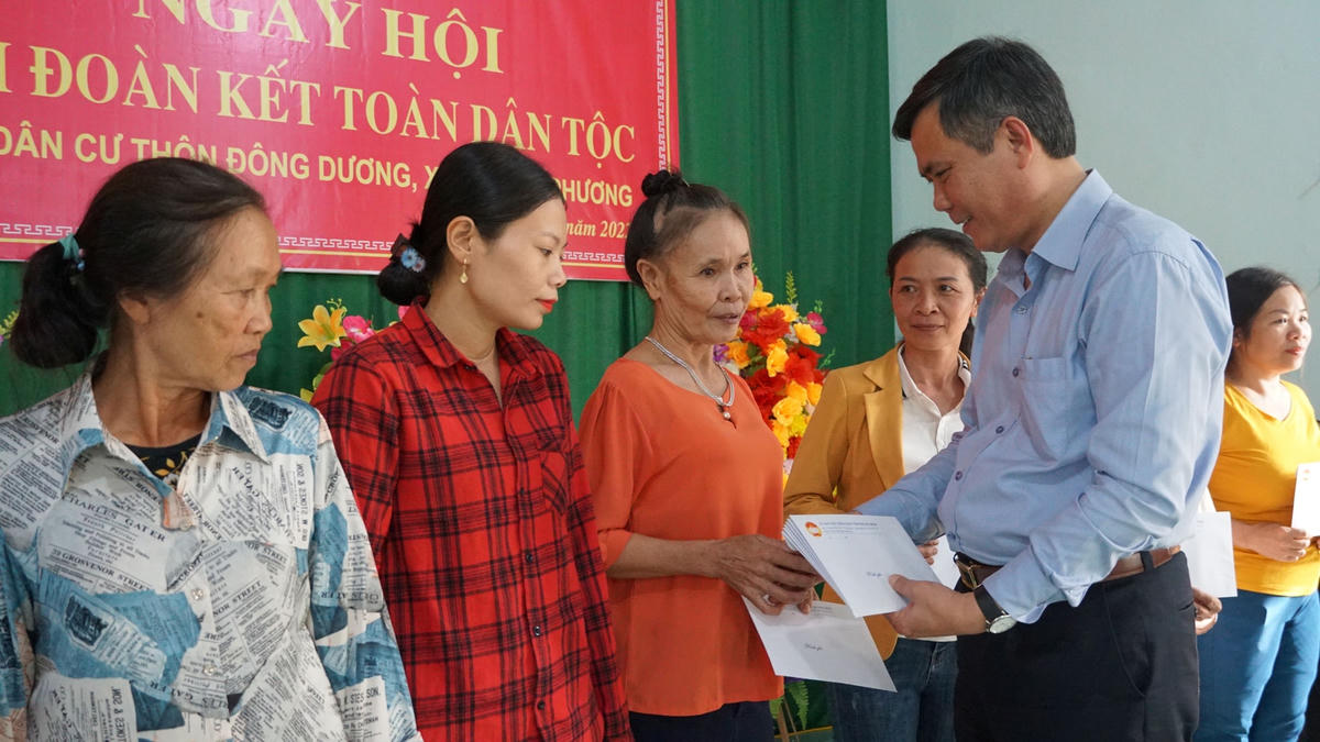 Ông Trần Thắng, Chủ tịch UBND tỉnh Quảng Bình trao tặng quà người dân thôn Đông Dương.