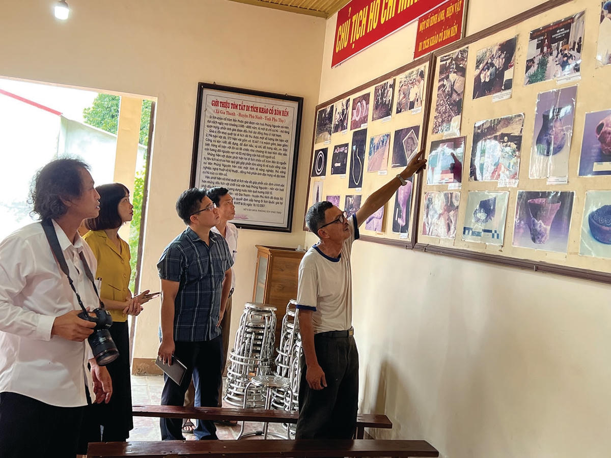 Nhiều tư liệu, hình ảnh được trưng bày suốt 10 năm qua tại Nhà văn hóa Xóm Rền về các cuộc khảo cổ, tham quan.  