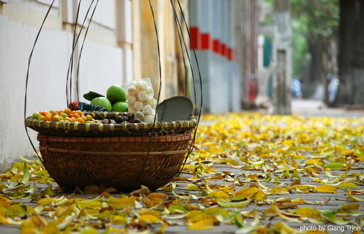 Gánh quà (phố Trần Phú) .  