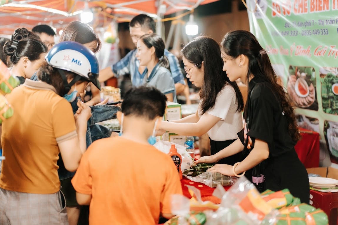 Khoảng 50 gian hàng, đa số được che bạt phía trên, chia thành 4 khu vực chính gồm: các gian trưng bày đặc sản địa phương, sản phẩm OCOP (mỗi xã một sản phẩm); sản phẩm công nghiệp nông thôn tiêu biểu của tỉnh, gian hàng tiêu dùng và lưu niệm; khu ẩm thực, thức ăn nhanh; khu vực giành cho các hoạt động văn hóa, vui chơi, giải trí.