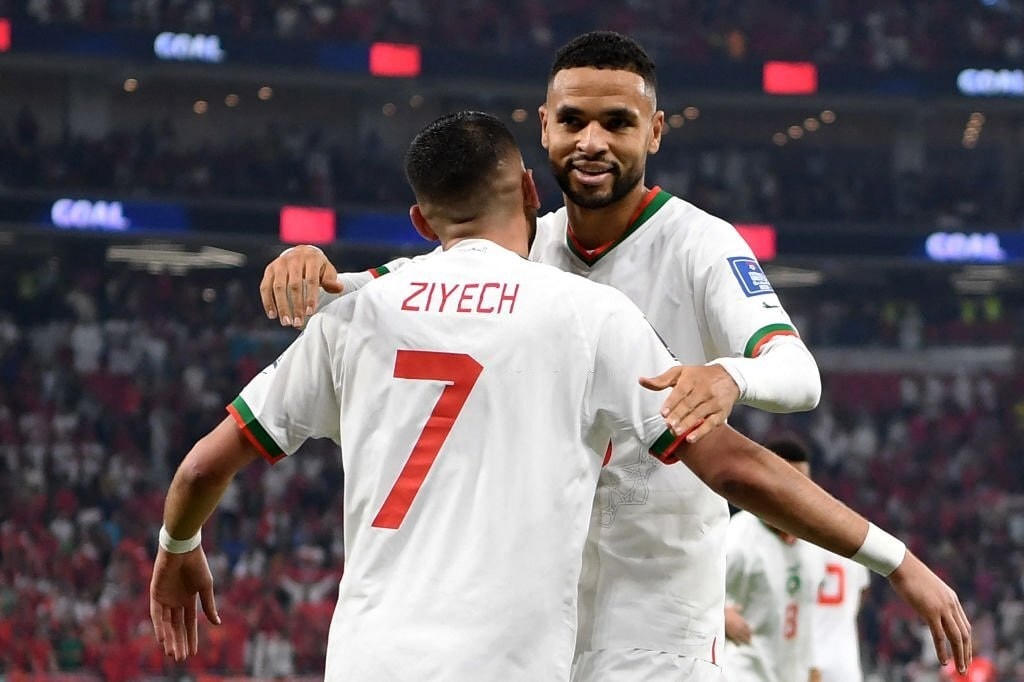 Ziyech (trái) và En Nesyri (phải) ăn mừng bàn thắng mở tỉ số trước Canada.