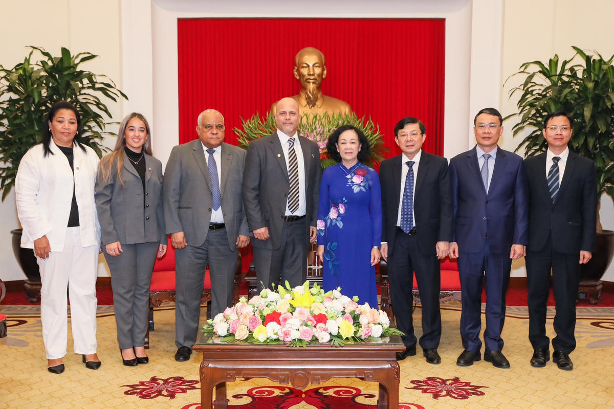 Thường trực Ban Bí thư Trương Thị Mai và các đại biểu chụp ảnh lưu niệm cùng Đoàn đại biểu cấp cao Ủy ban Bảo vệ Cách mạng Cuba.