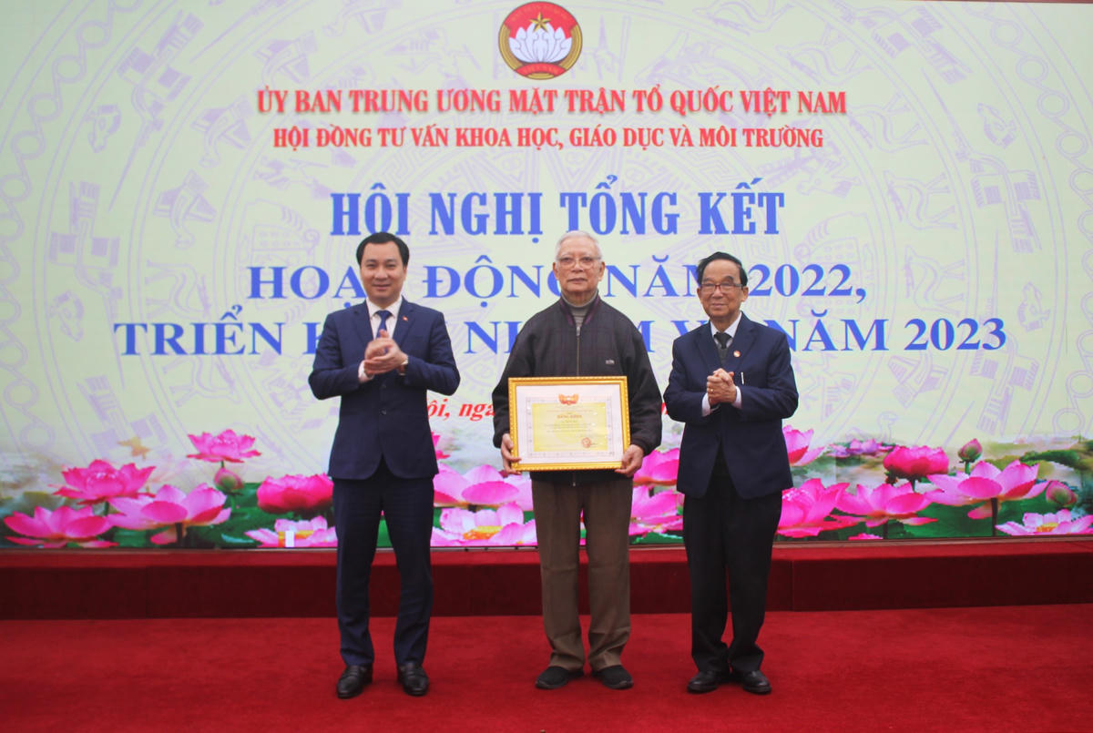 Trao tặng Bằng khen của UBTƯ MTTQ Việt Nam cho PGS.TS Trần Hậu với nhiều đóng góp xuất sắc trong công tác Mặt trận năm 2022.