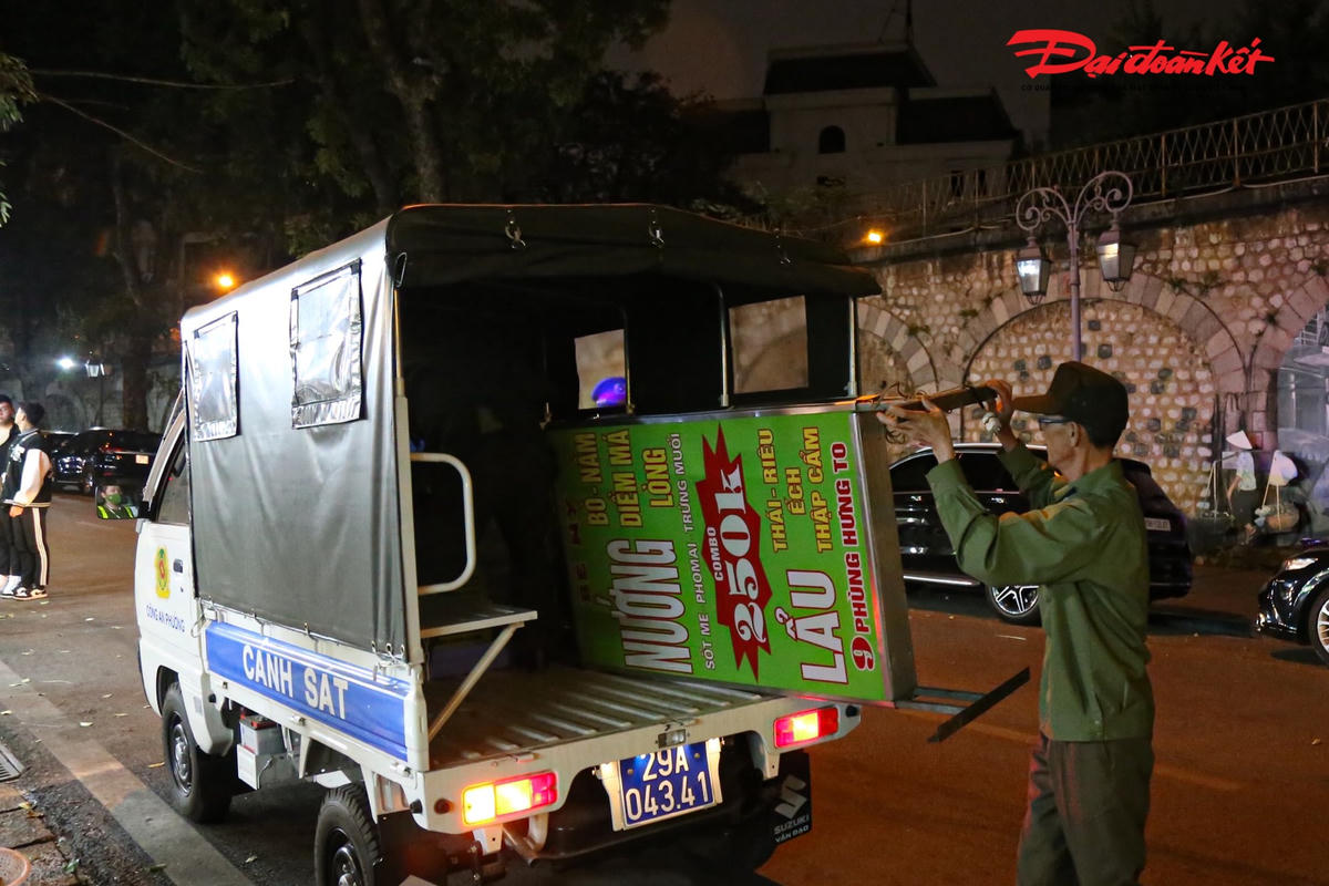 Biển quảng cáo bị lực lượng chức năng thu giữ.